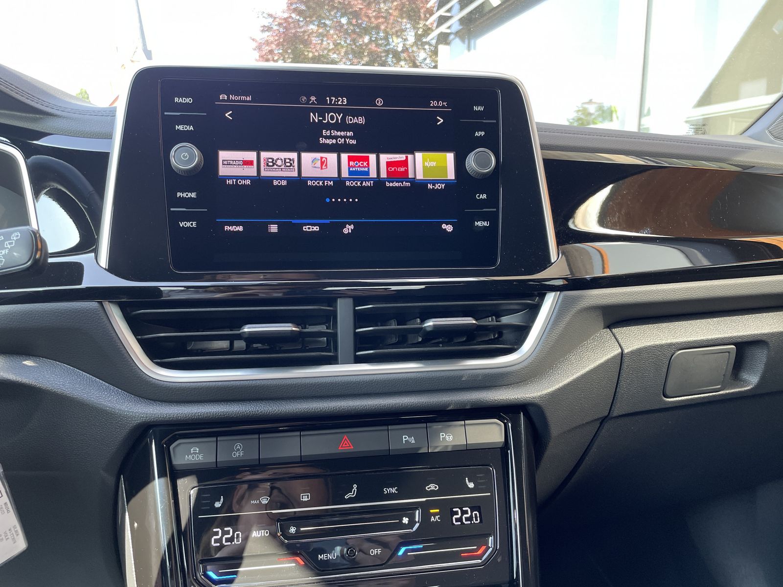 Volkswagen T-Roc 2.0 TDI R-Line - Samsaru's Car Outlet