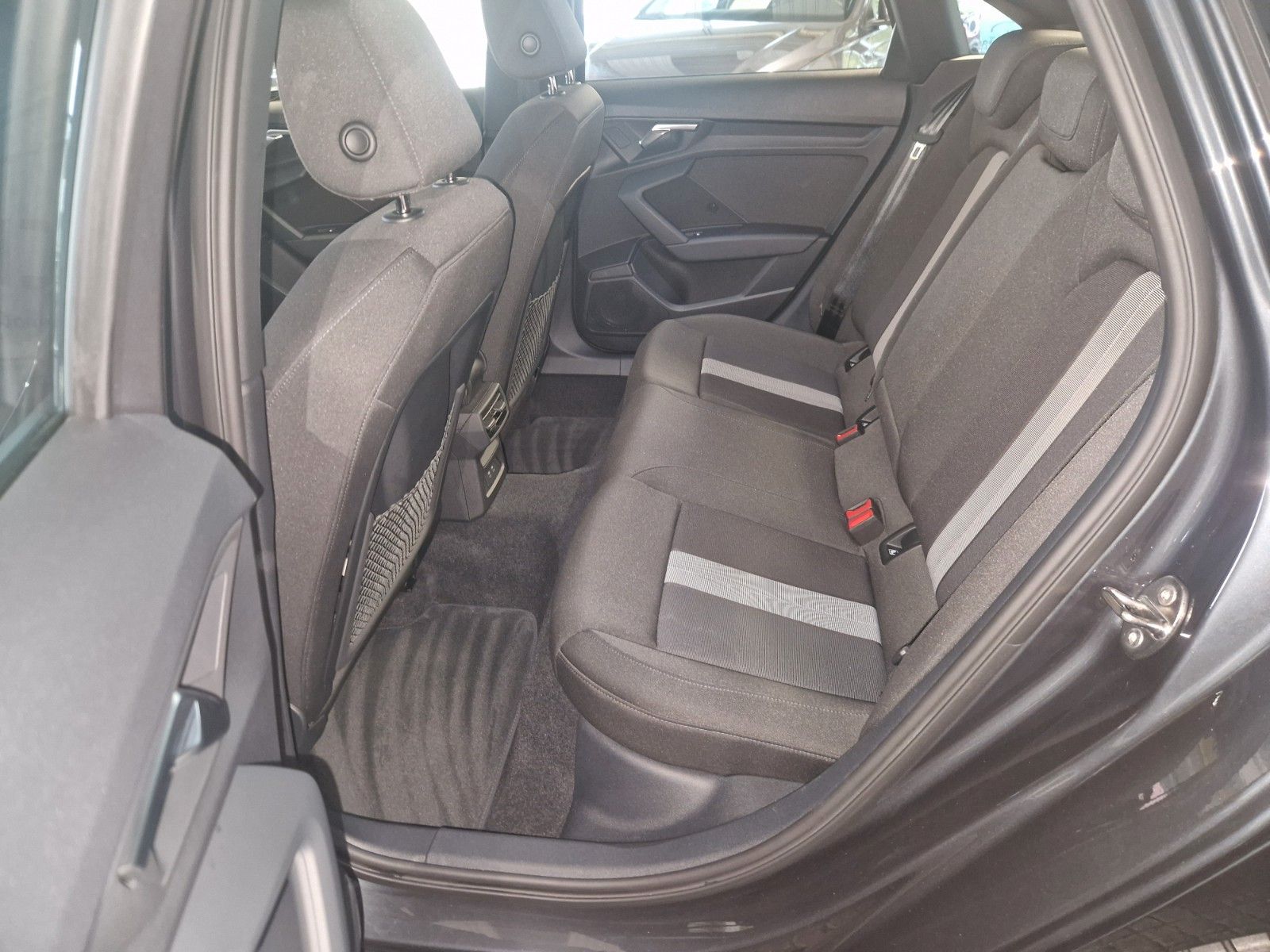 Audi A3 30 TFSI S tronic advanced LED Navi PDC Sitzh.