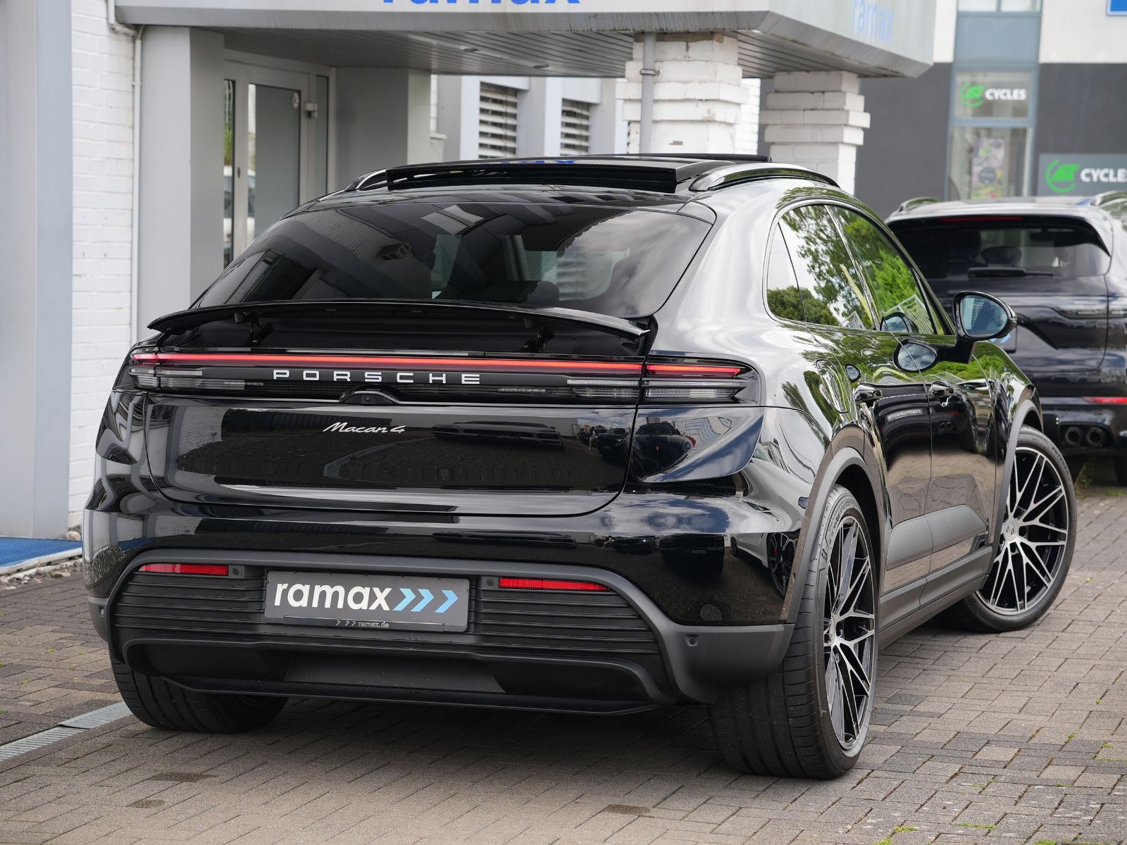 Porsche Macan 4 - Samsaru's Car Outlet