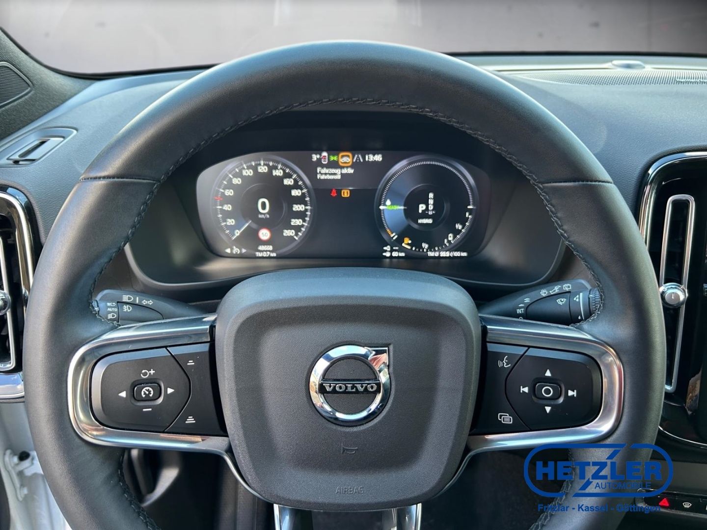 Volvo XC40 Plus Dark Recharge Plug-In Hybrid 2WD Stand