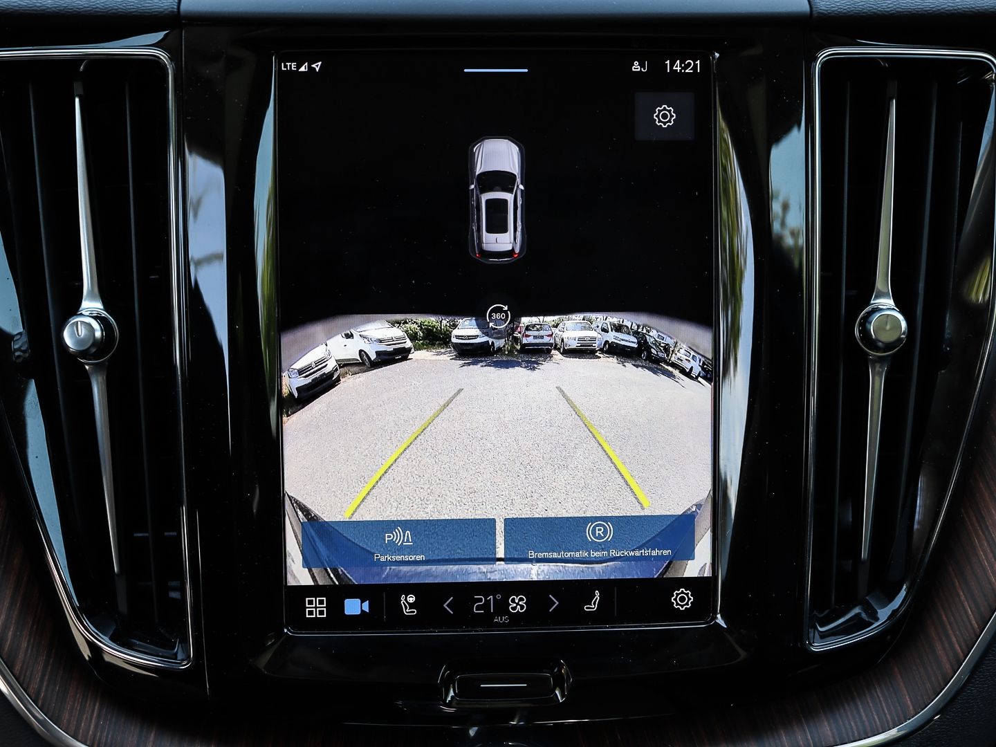 Volvo XC60 Plus Dark Recharge Plug-In Hybrid AWD T8 Tw