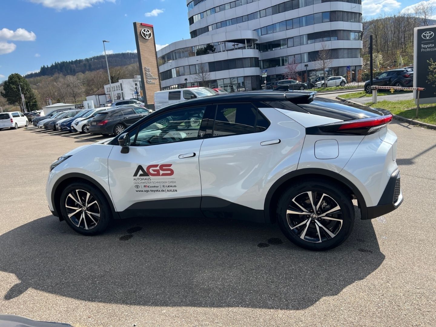 Toyota C-HR 1.8l Hybrid - Samsaru's Car Outlet