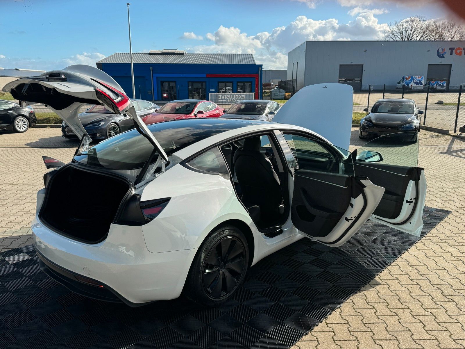 Tesla MODEL 3 HIGHLAND LR AWD | HW4 | TOW PACKAGE |