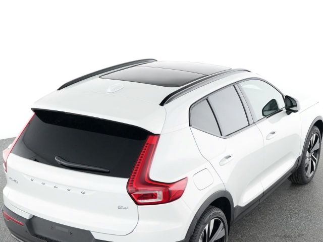 Volvo XC40 Plus Dark B4 20''LM Pano 360kam AHK Harman