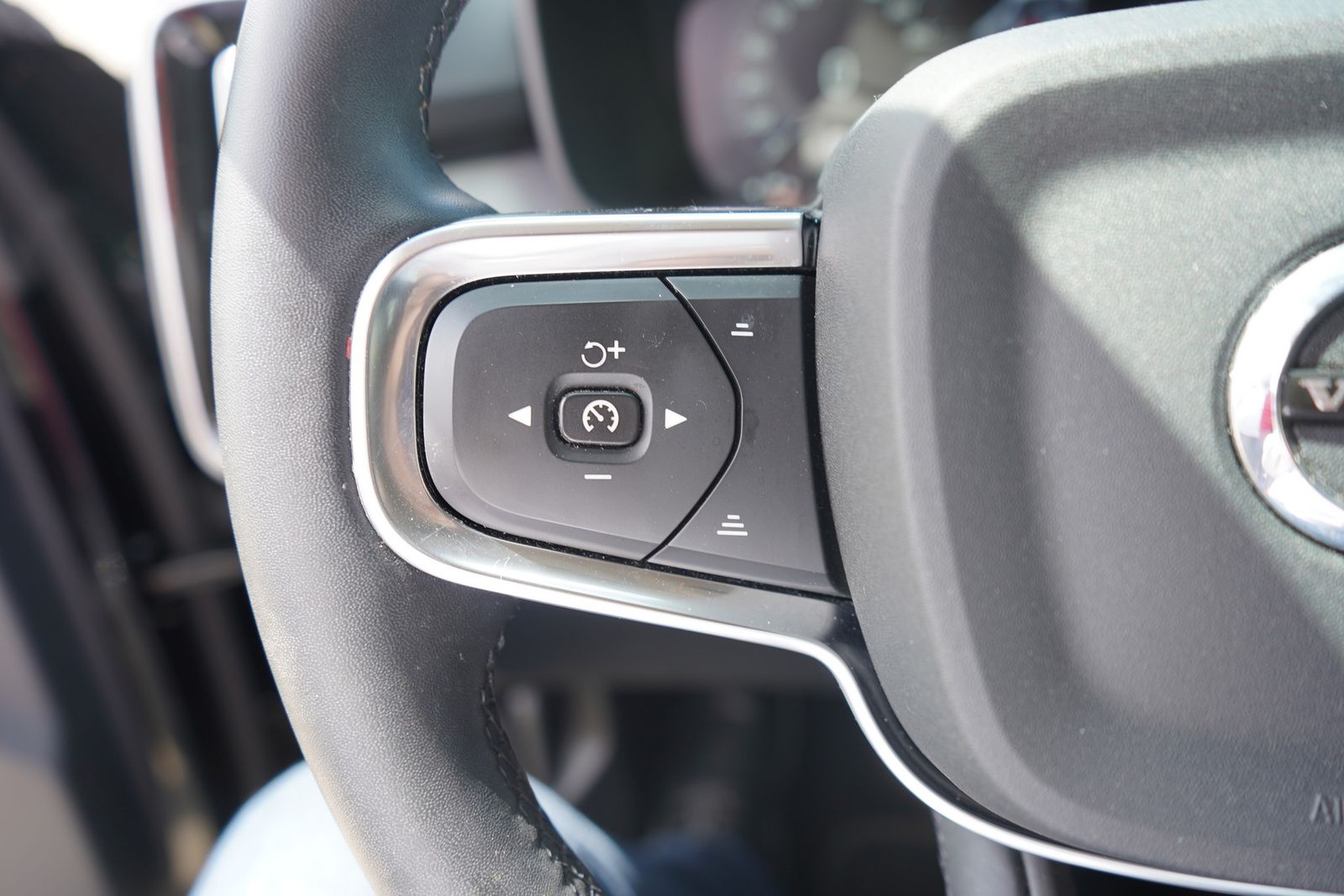 Volvo XC 40 T3 2WD Momentum Pro - Samsaru's Car Outlet