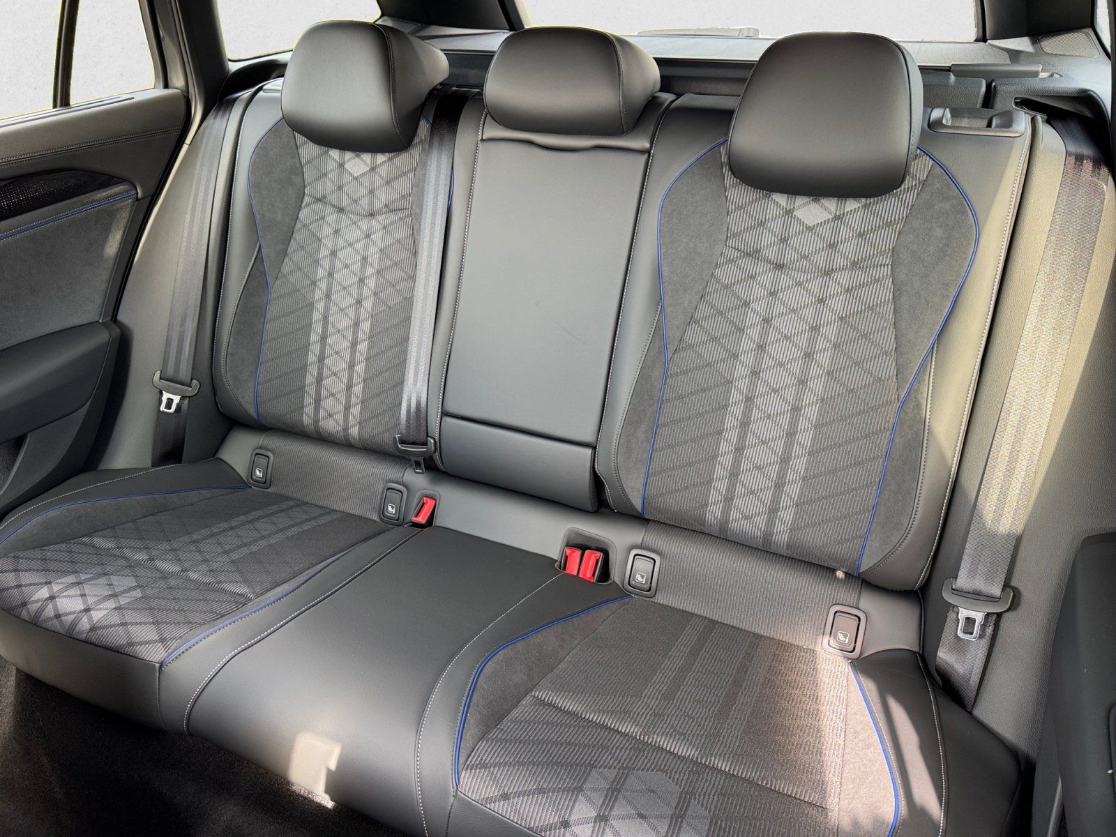 Volkswagen Passat Variant R-Line TDI DSG 4Motion|AHK|NAVI|A