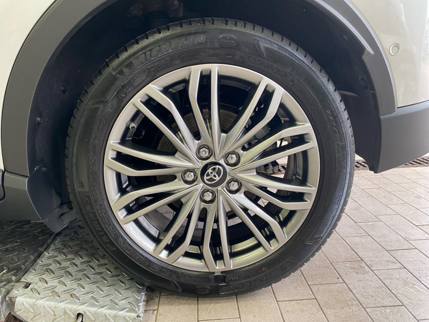 Toyota C-HR 2.0 Hybrid Lounge - Samsaru's Car Outlet