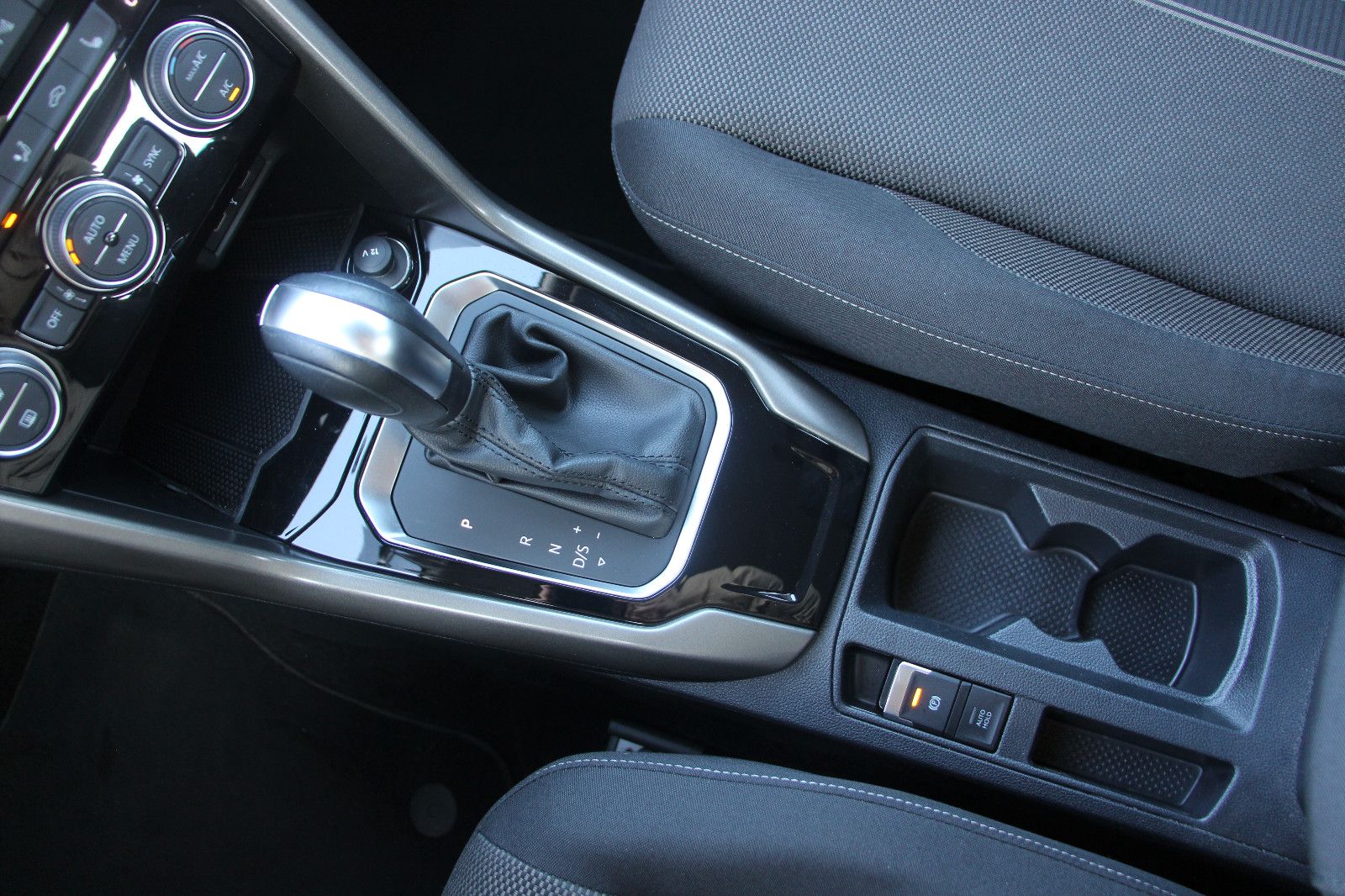 Volkswagen T-Roc Style - Samsaru's Car Outlet