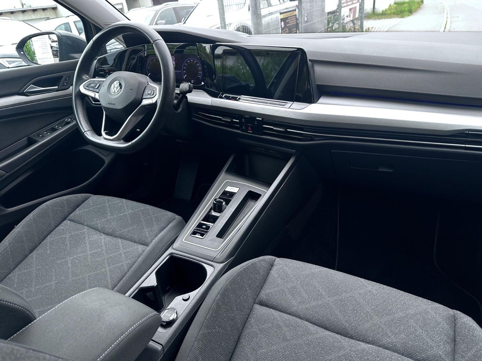 Volkswagen Golf VIII Life - Samsaru's Car Outlet