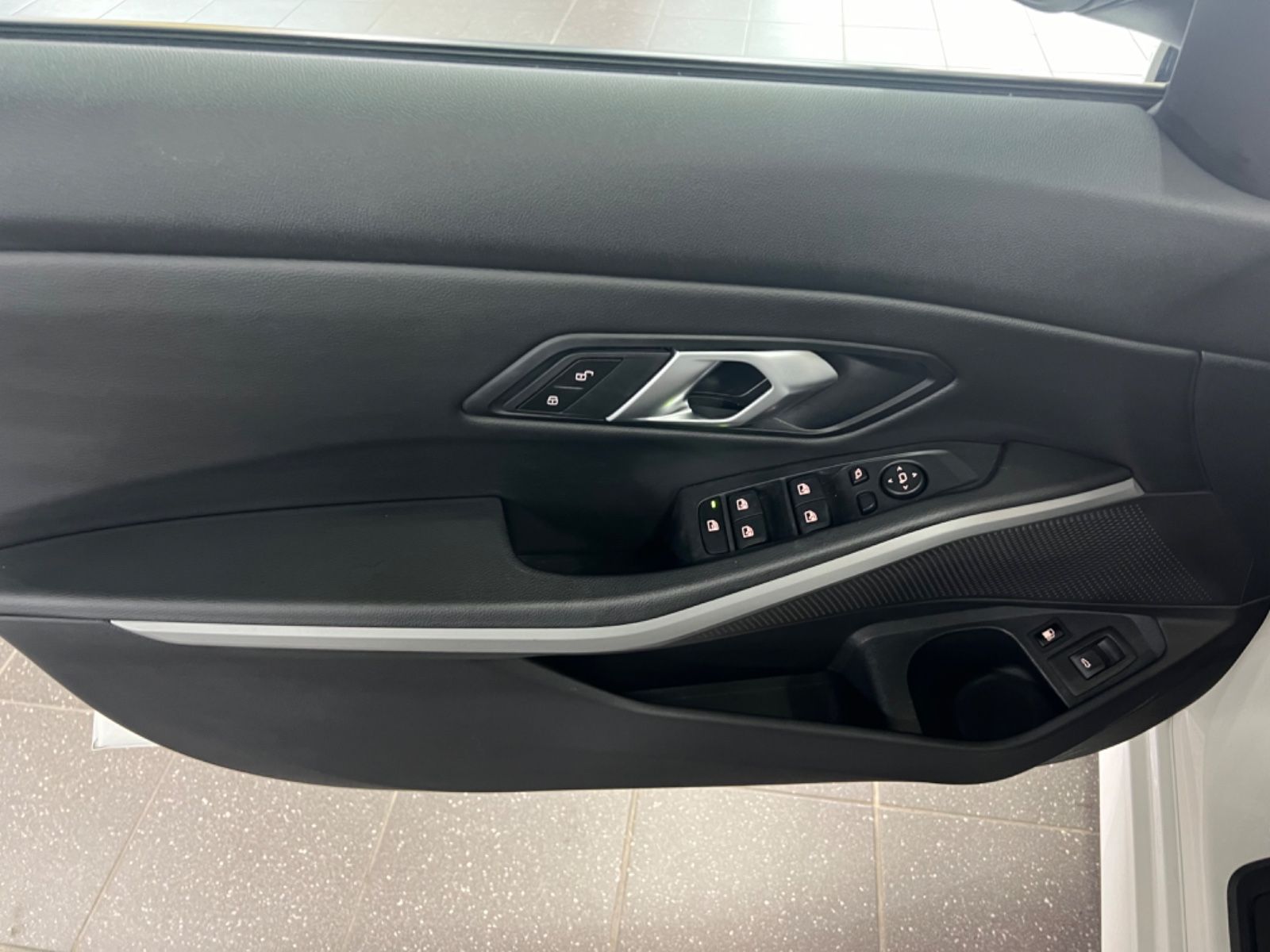 BMW 330 e Advantage Touring - Samsaru's Car Outlet