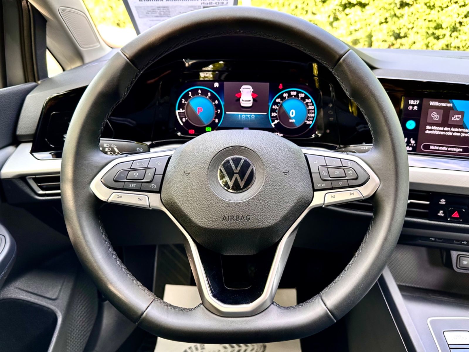 Volkswagen Golf VIII Lim.Life eTSI Automatik - Samsaru's Car Outlet
