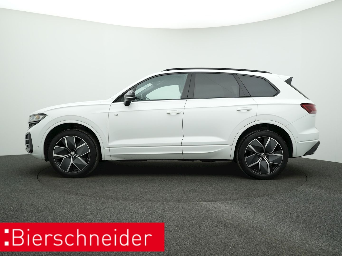 Volkswagen Touareg 3.0 TDI R-line Black - Samsaru's Car Outlet