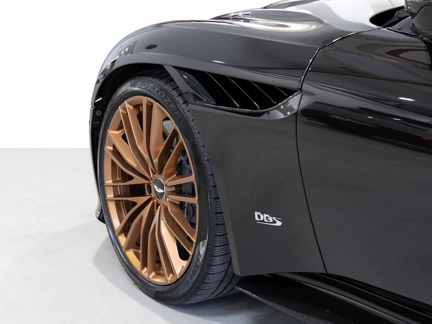 Aston Martin DBS Superleggera Volante -Berwick Bronze-