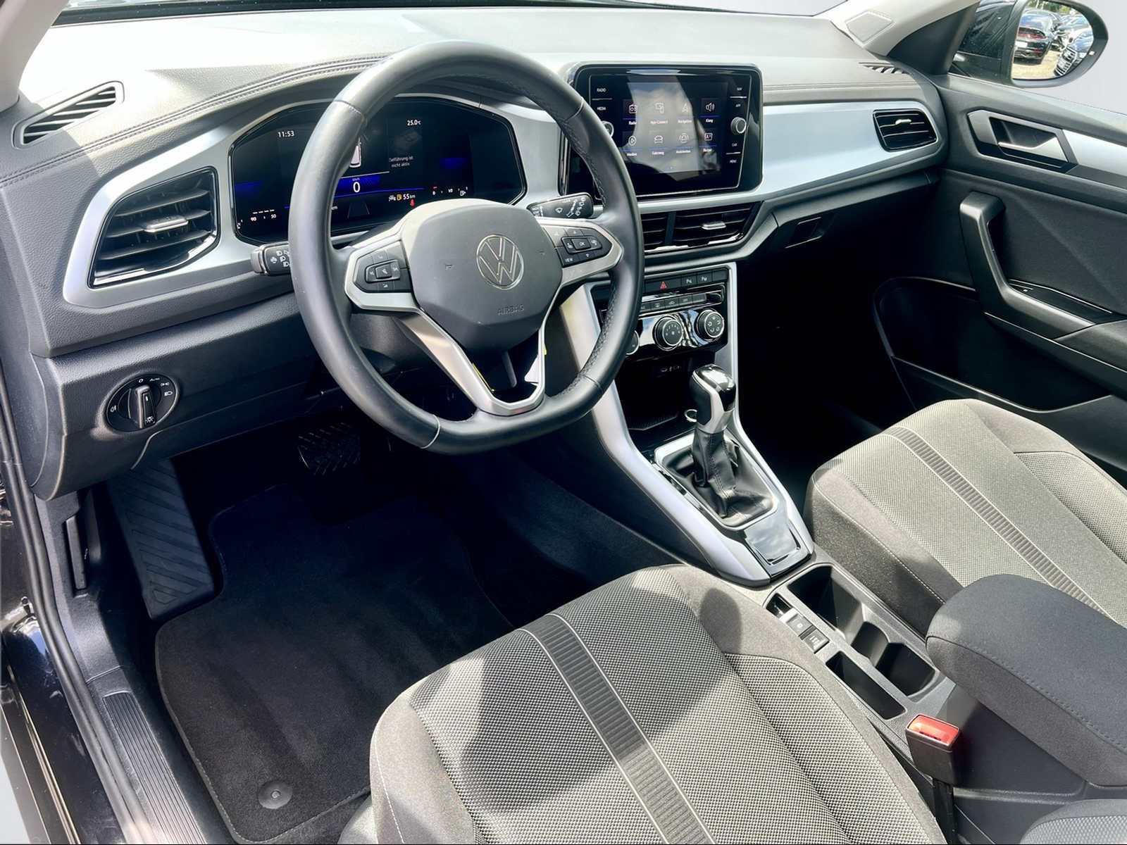 Volkswagen T-Roc LIFE - Samsaru's Car Outlet