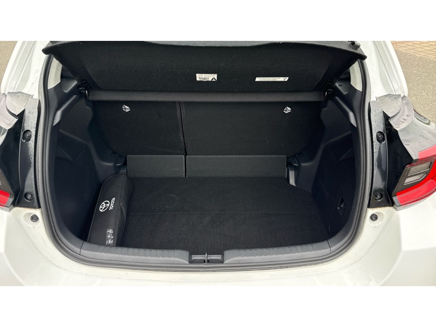 Toyota Yaris Hybrid Dual-VVT-iE - Samsaru's Car Outlet