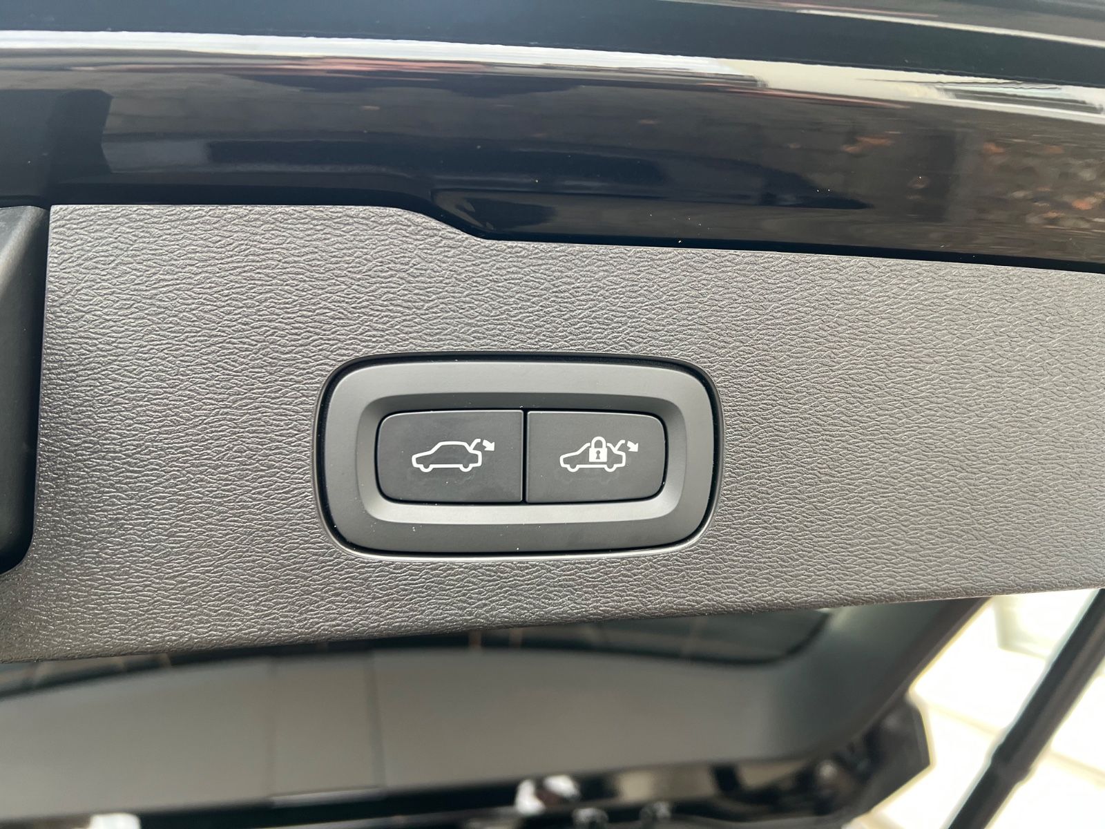 Volvo V60 Recharge T6 AWD PLUS DARK AHK GARANTIE