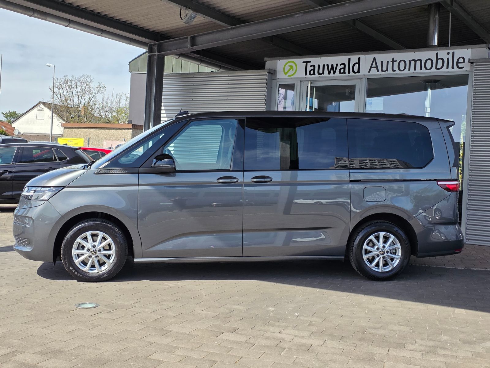 Volkswagen T7 Multivan 2.0 TDI DSG Lang - Samsaru's Car Outlet