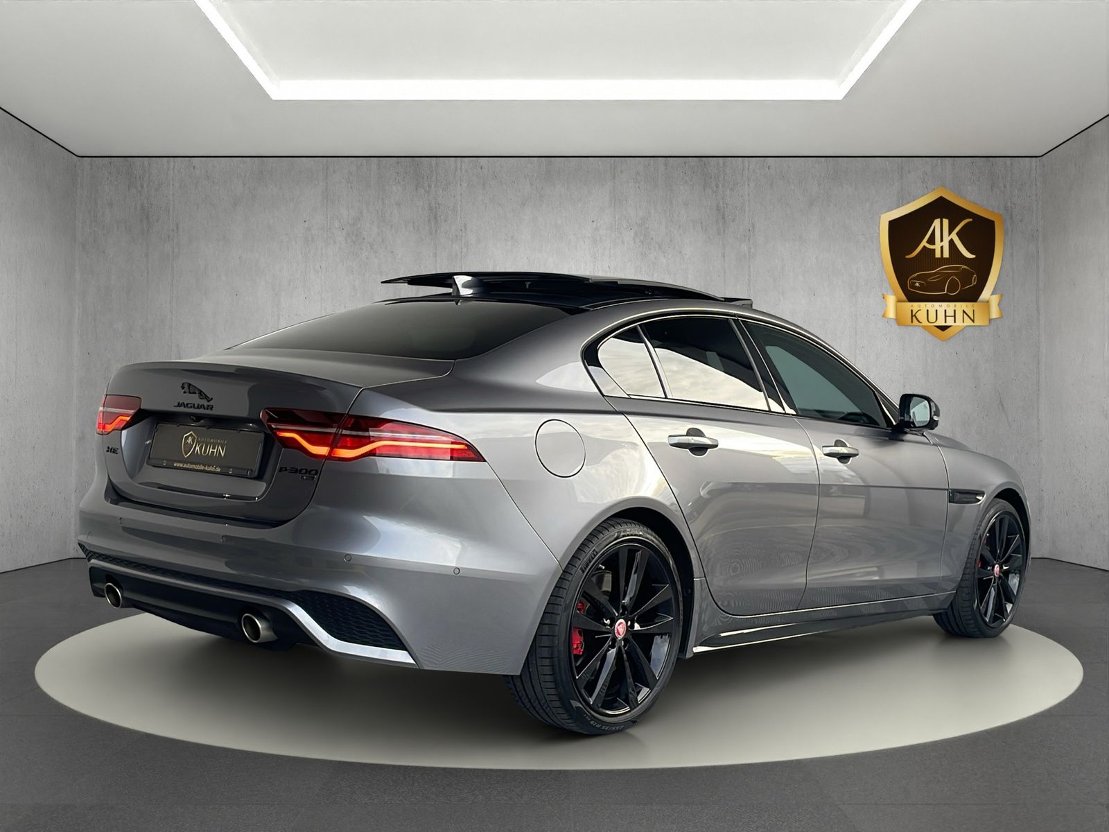 Jaguar XE P300*R-Dynamic*Black AWD*360° KAMERA*PANO*LED