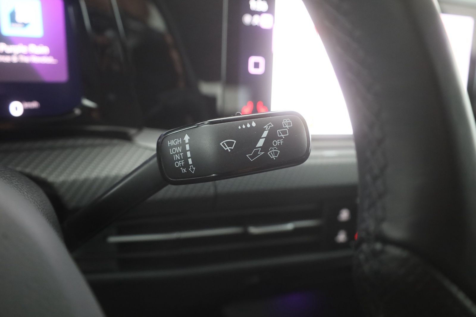 Volkswagen Golf VIII Variant 2.0 TSI DSG R-Line - Samsaru's Car Outlet