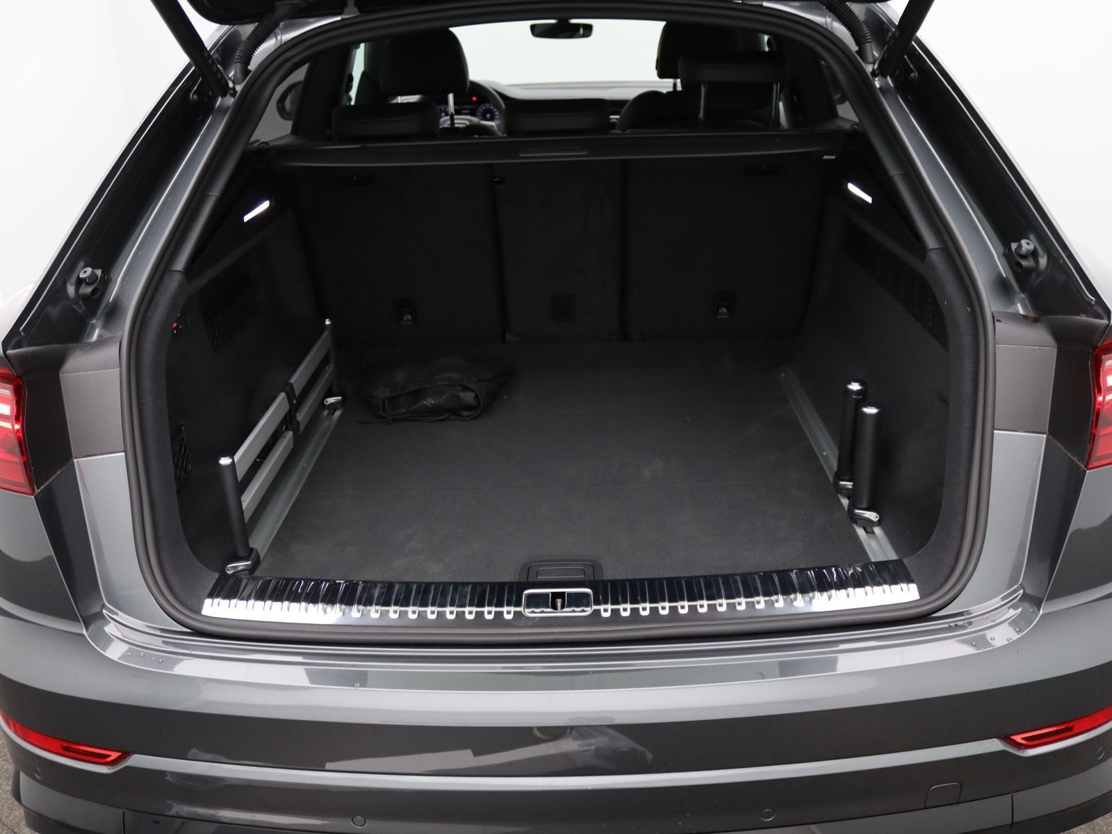 Audi Q8 S-Line 55 TFSI quattro / Pano, Laser, Standh