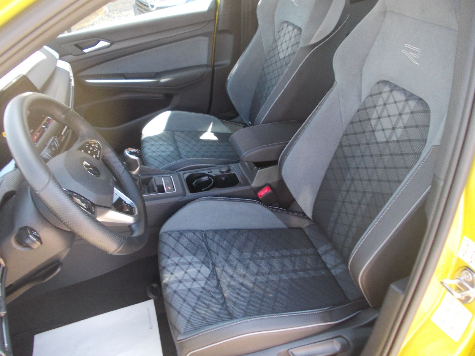 Volkswagen Golf VIII R-Line - Samsaru's Car Outlet