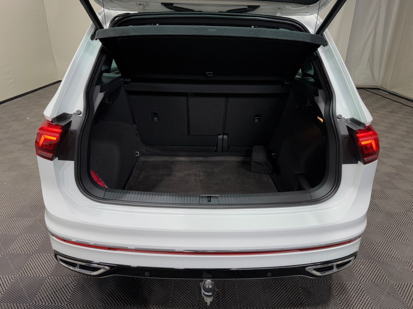 Volkswagen Tiguan R-Line 2.0 TDI DSG 4M - Samsaru's Car Outlet