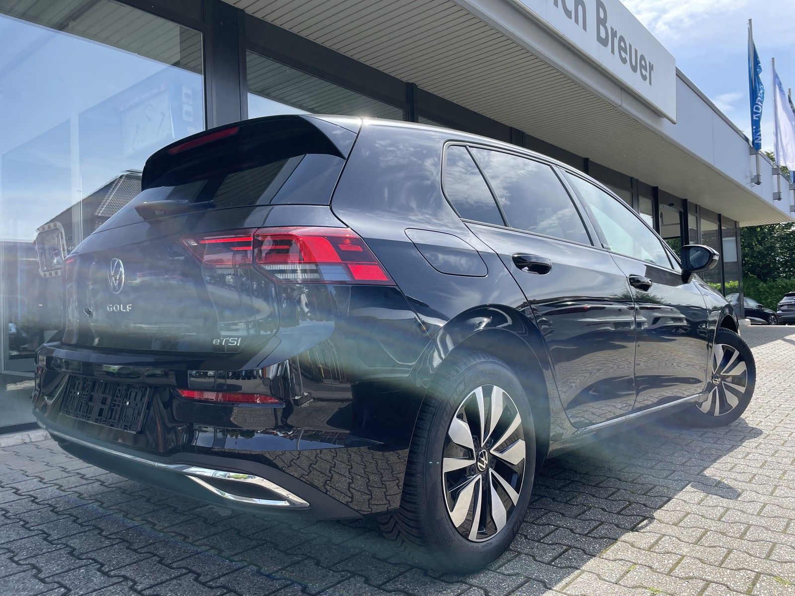 Volkswagen Golf VIII Move eTSI - Samsaru's Car Outlet