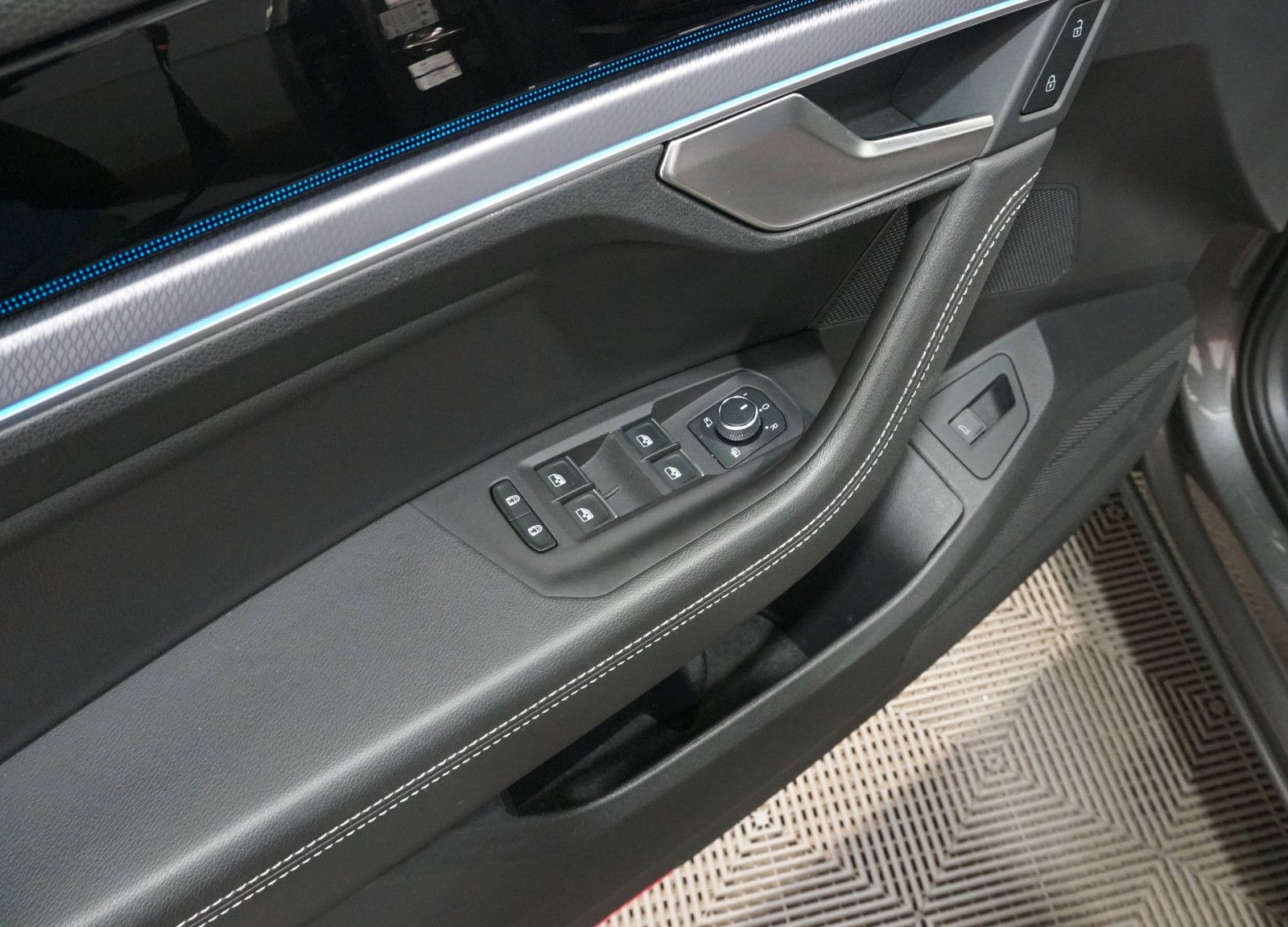 Volkswagen Touareg 3.0 TSI R-Line 4Motion - Samsaru's Car Outlet