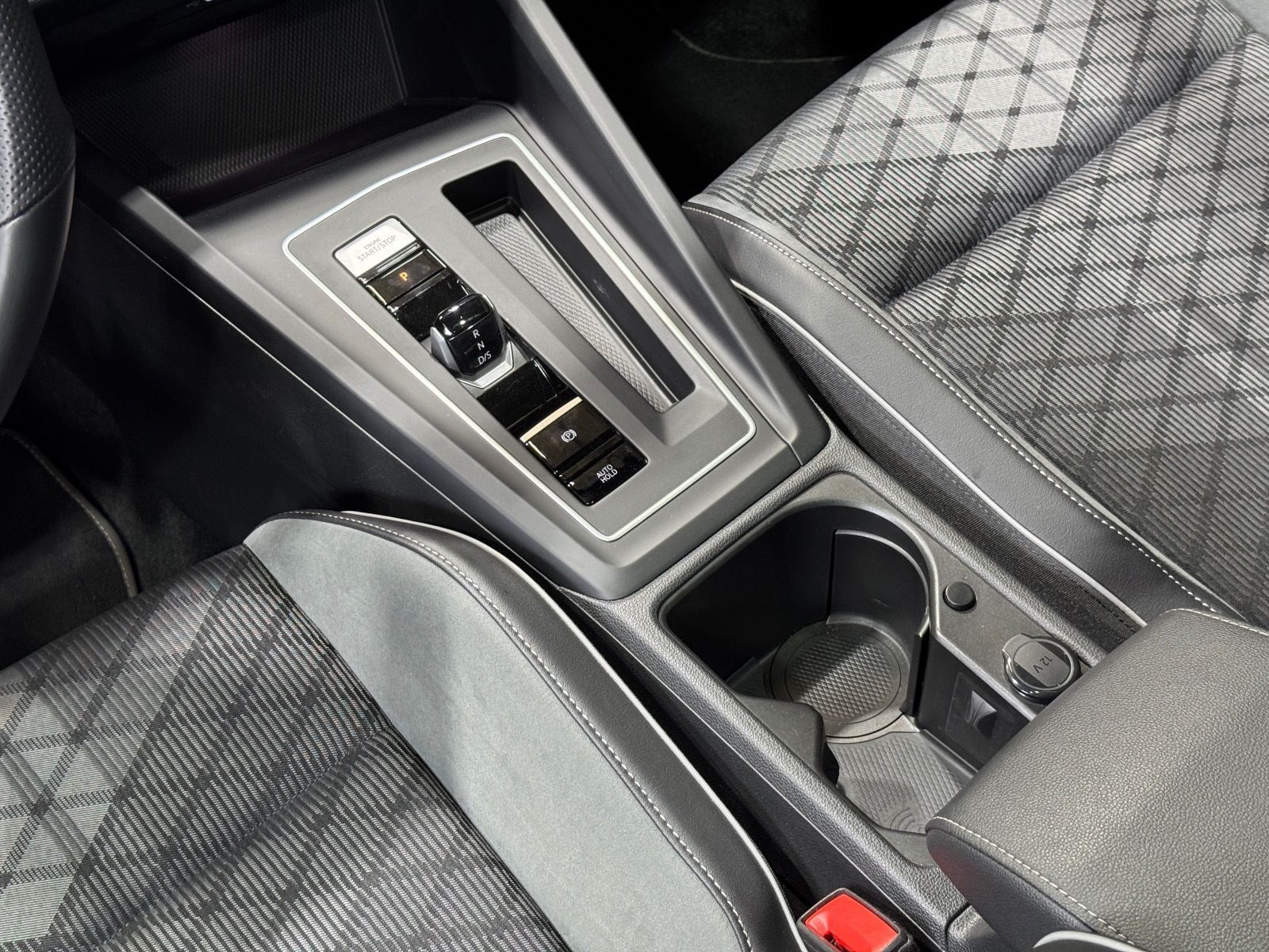 Volkswagen Golf R-Line 1.5 eTSI DSG - Samsaru's Car Outlet
