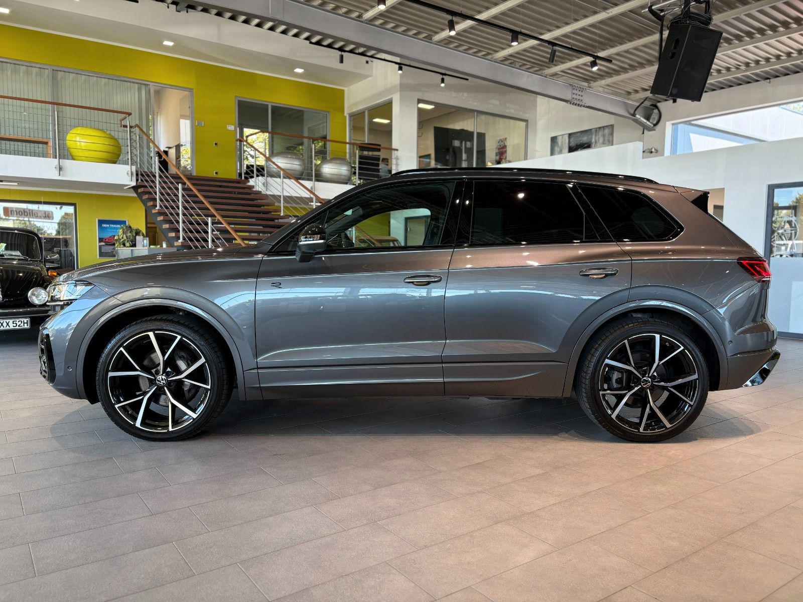 Volkswagen Touareg 3.0 TDI R-Line - Samsaru's Car Outlet