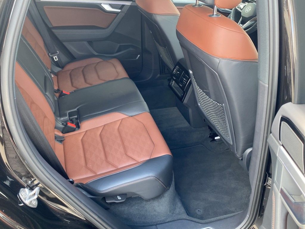 Volkswagen Touareg 3.0 TSI 4Motion R-Line - Samsaru's Car Outlet