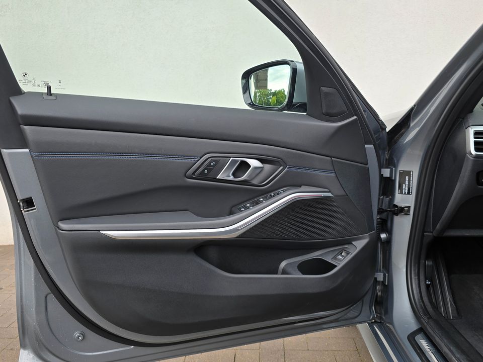 BMW 320d xDrive Touring M Sportpaket*Pano*HIFI*19"LM