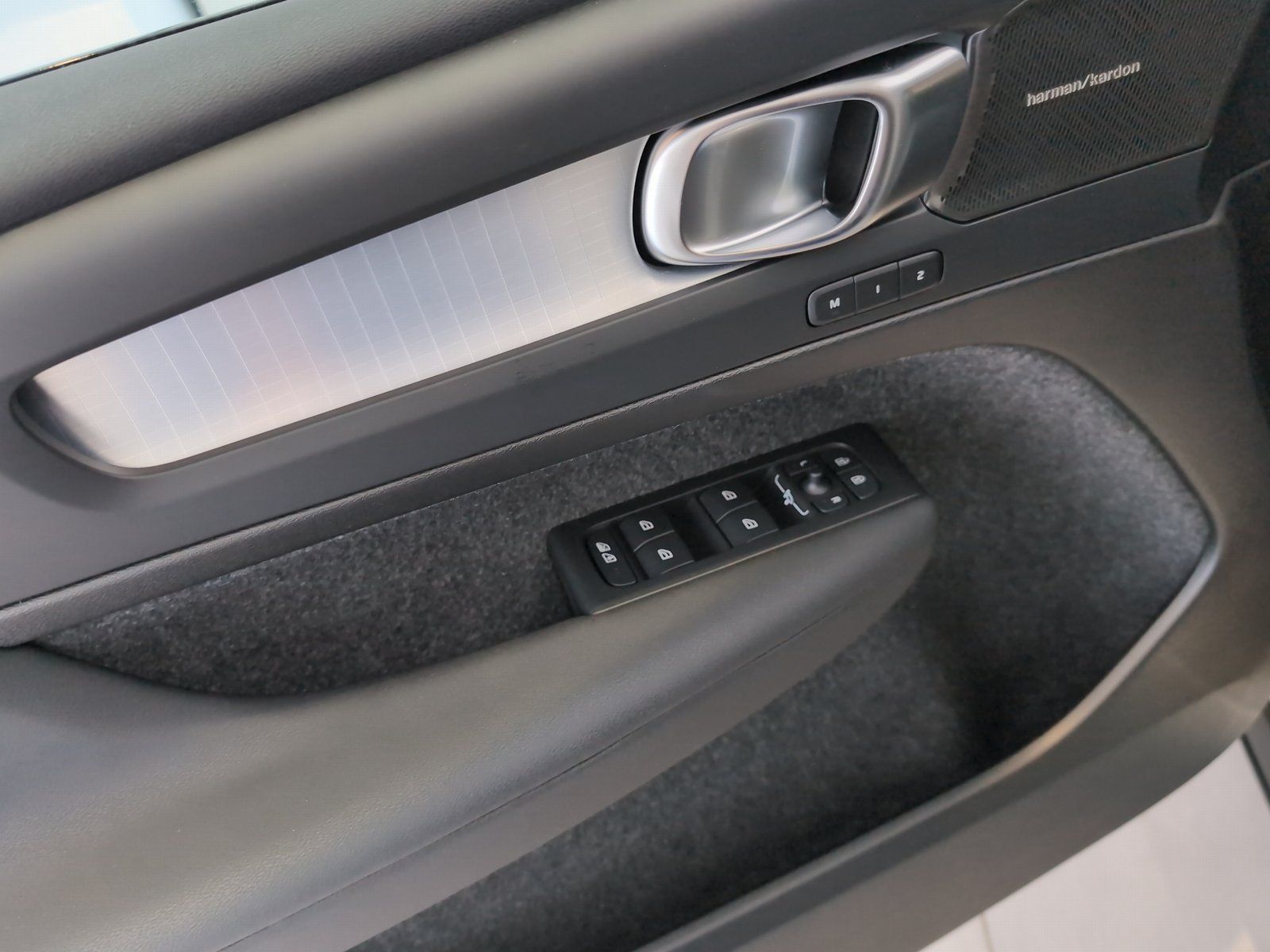 Volvo XC40 B3 Plus Dark - Samsaru's Car Outlet