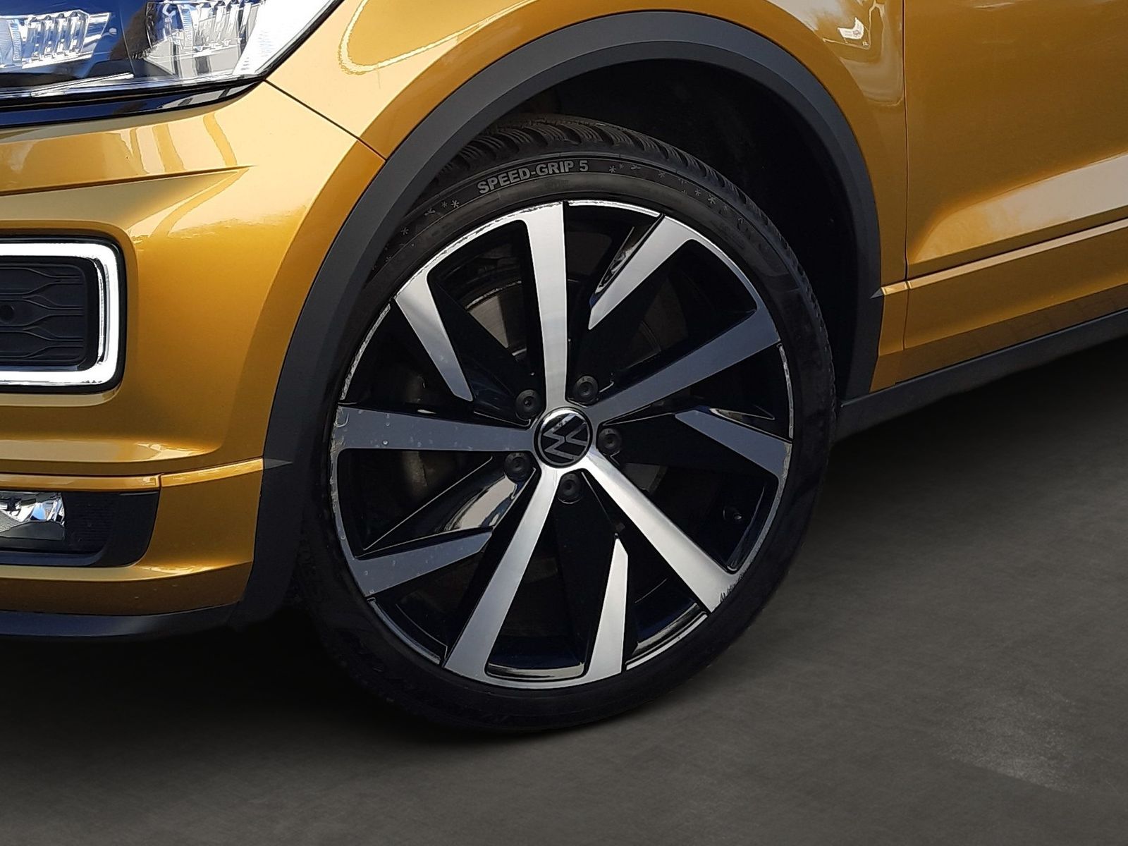 Volkswagen T-Roc R-LINE BLACK - Samsaru's Car Outlet