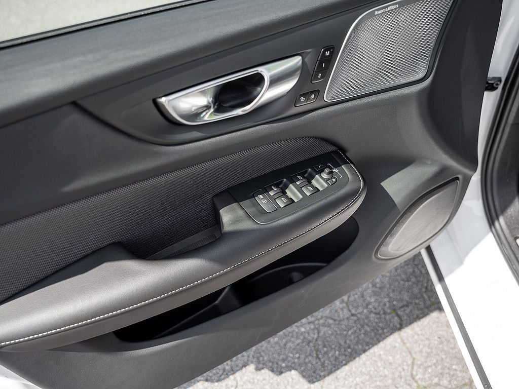 Volvo S60 T8 Ultimate Dark Recharge AWD STANDHZ B&W