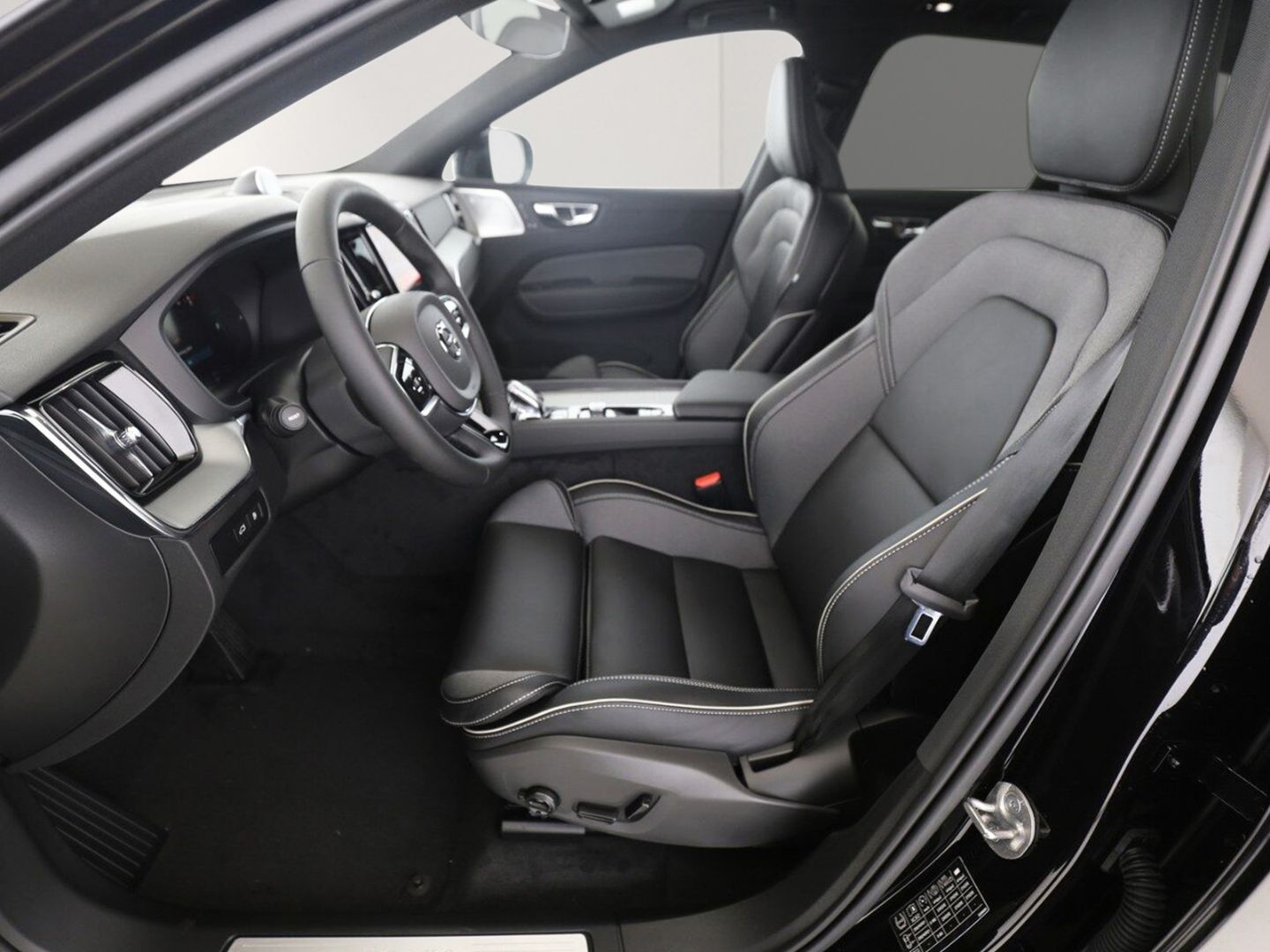Volvo XC60 T8 Plus Black Edition Plug-In Hybrid AWD - Samsaru's Car Outlet