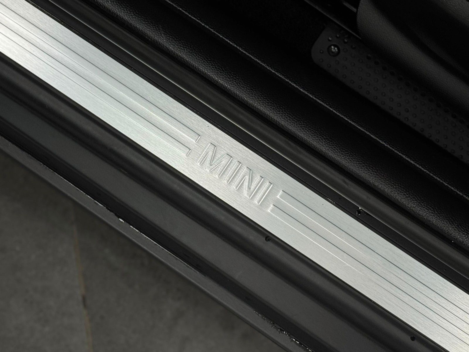 MINI Cabrio Cooper - Samsaru's Car Outlet