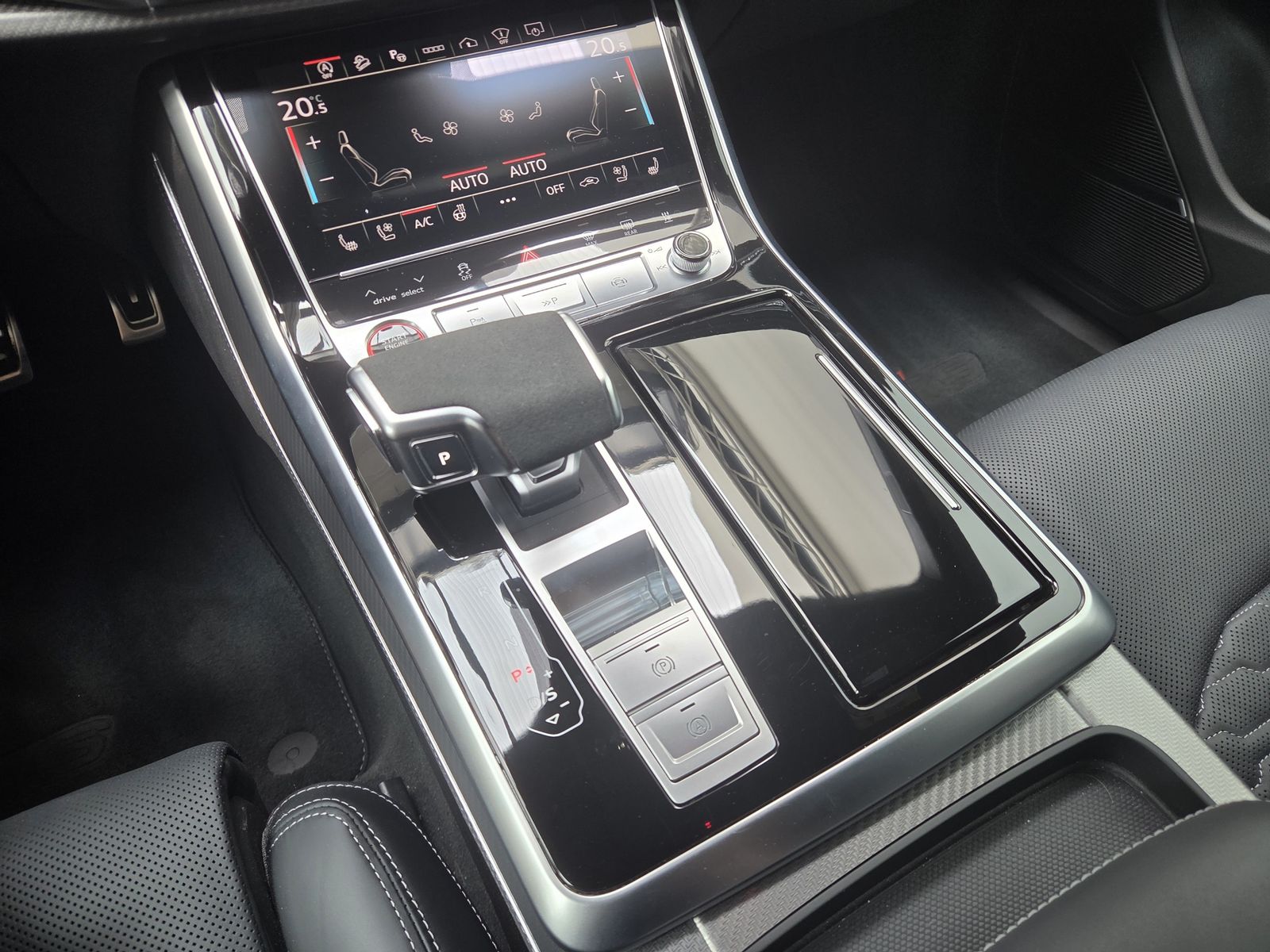 Audi RSQ8 Sportabgas AHK Standhzg. Black+ RS-Design