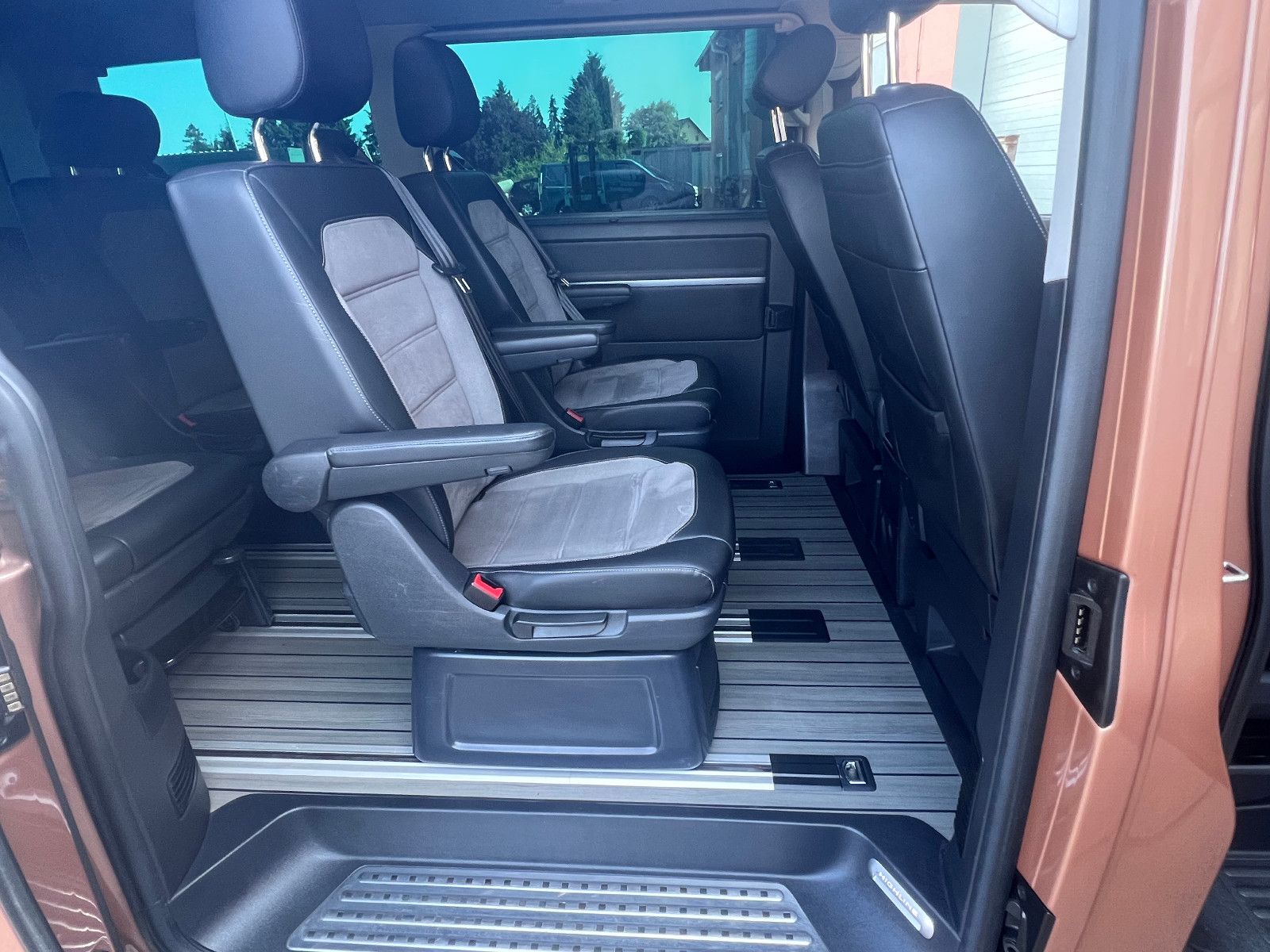 Volkswagen T6.1 Multivan Highline 4Motion - Samsaru's Car Outlet