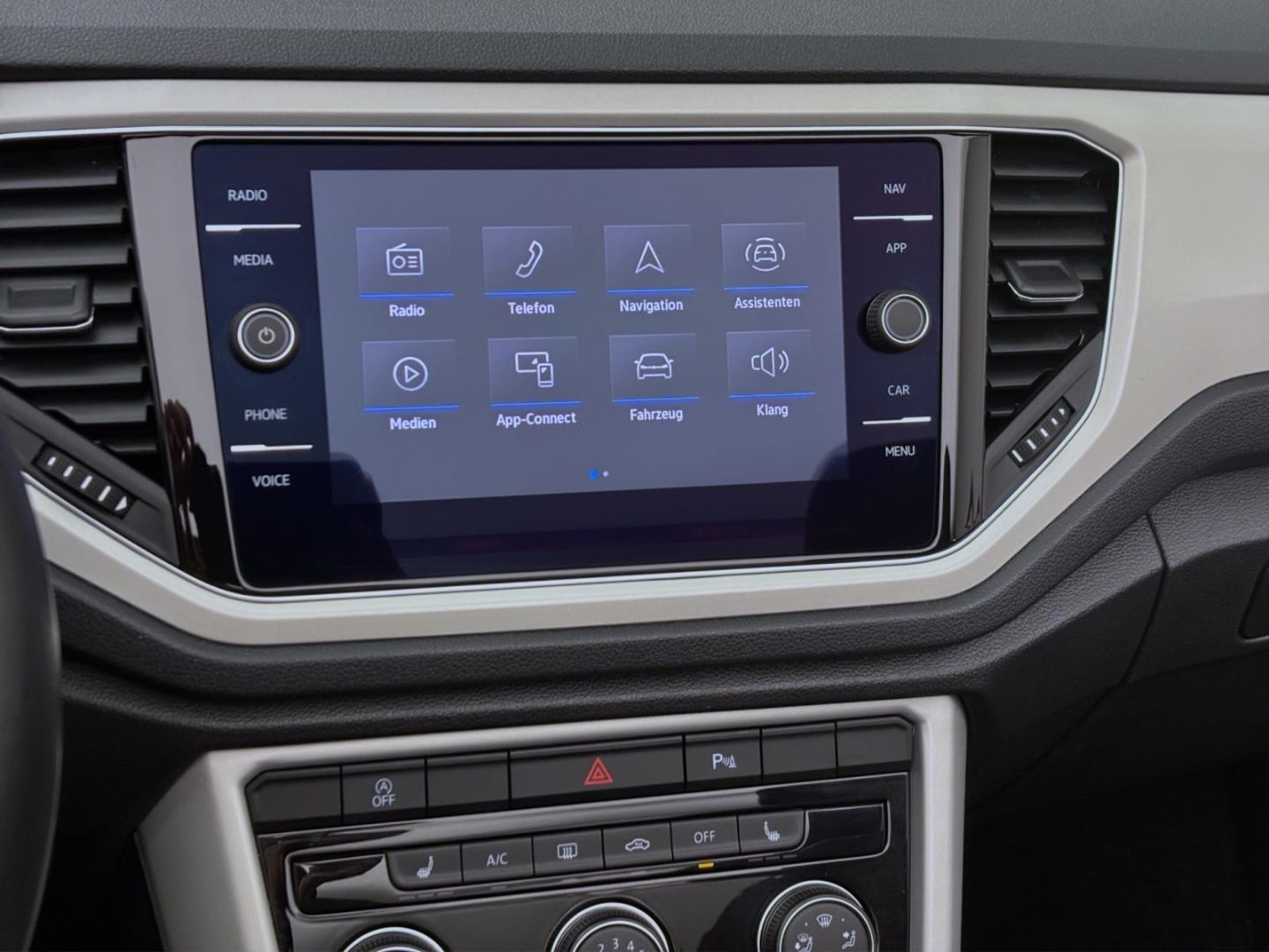 Volkswagen T-Roc 1.0 TSI STYLE - Samsaru's Car Outlet