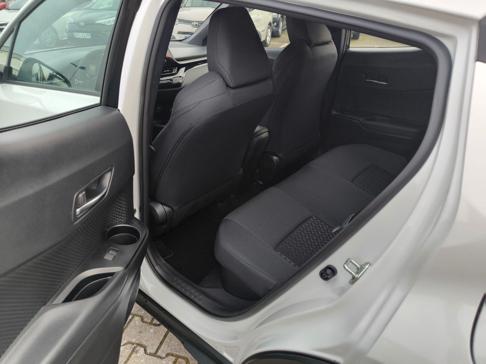Toyota C-HR Hybrid Flow - Samsaru's Car Outlet