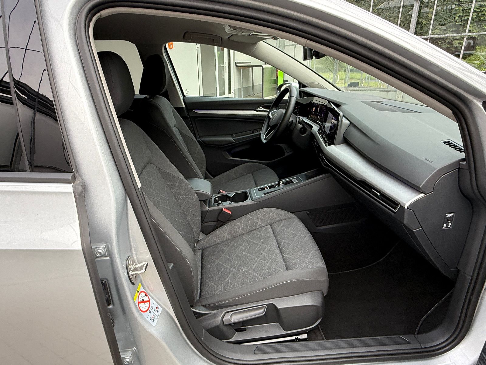 Volkswagen Golf VIII Var. TDI DSG Life - Samsaru's Car Outlet