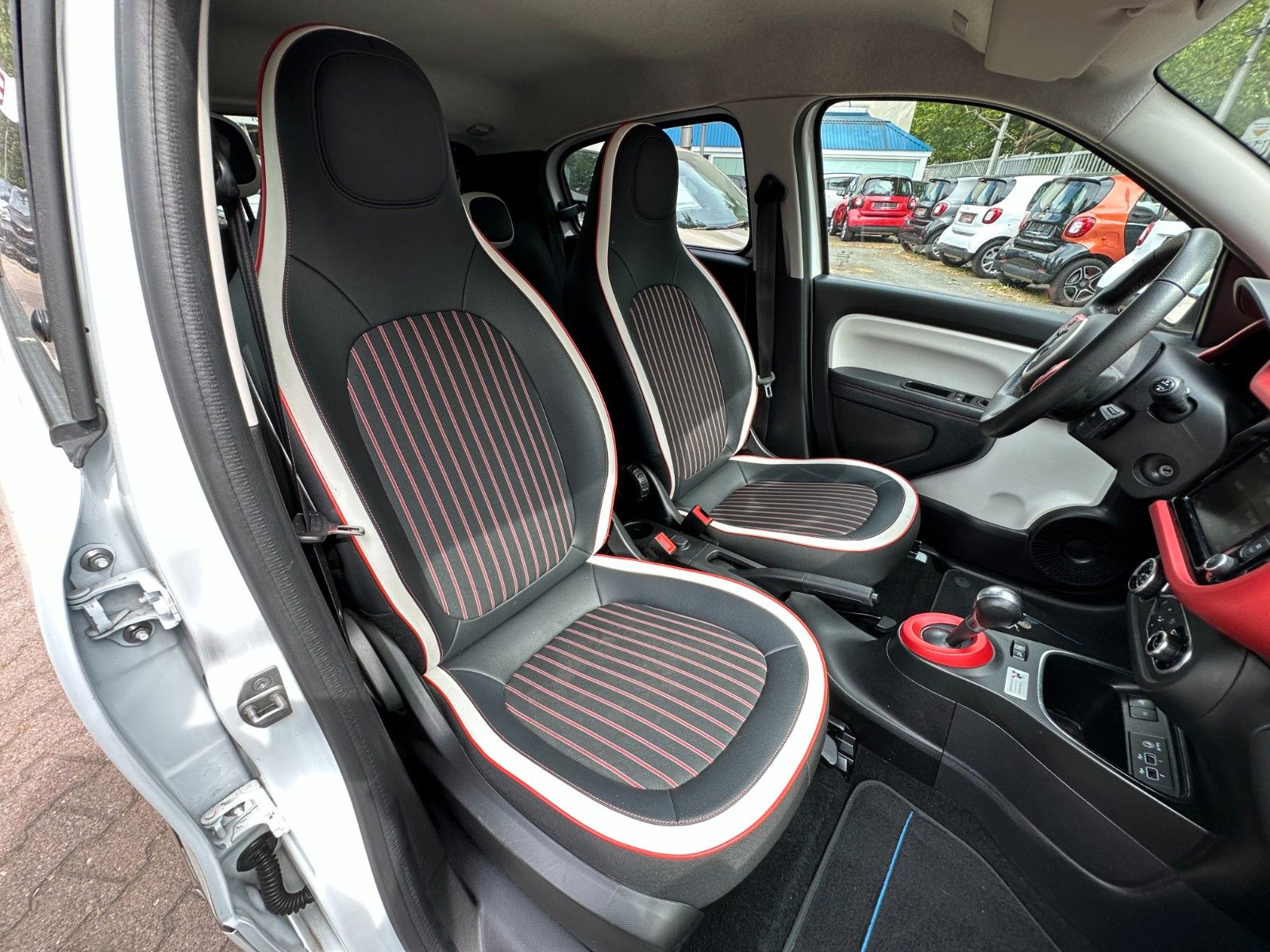 Renault Twingo TCe90 - Samsaru's Car Outlet