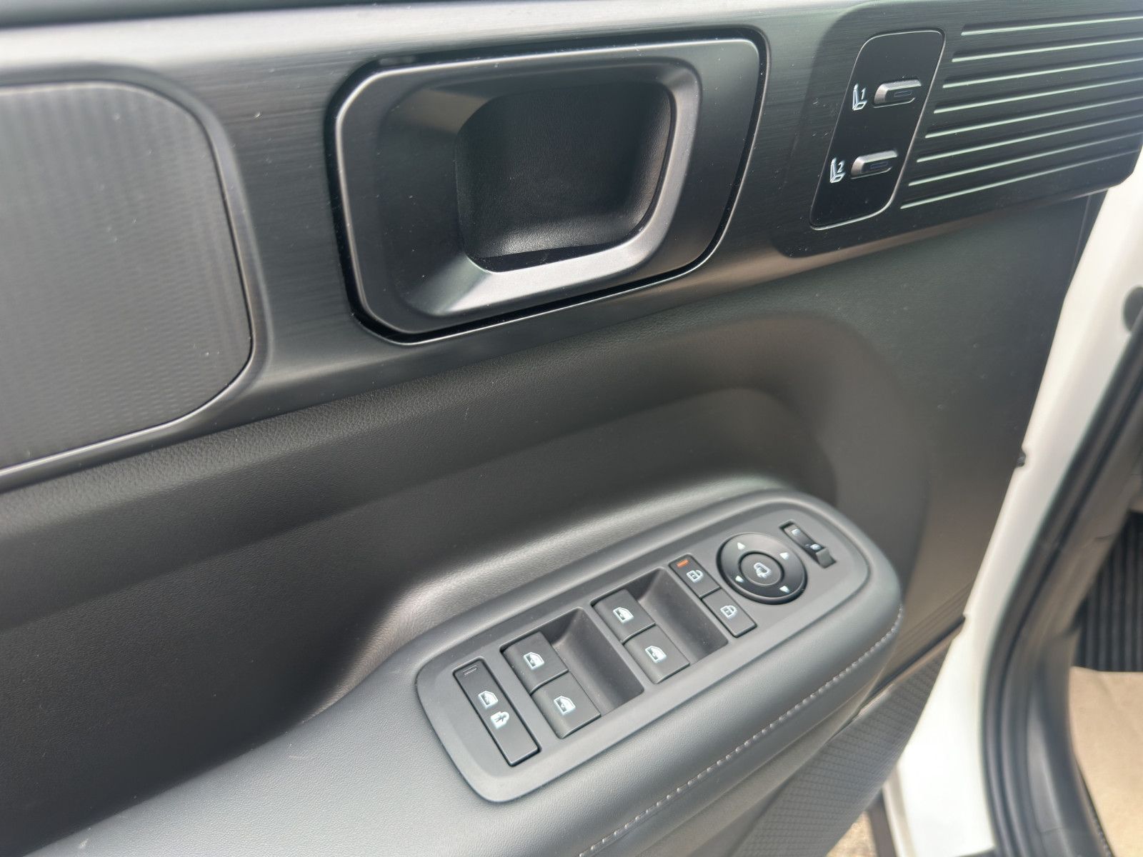 Hyundai SANTA FE 1.6 T-GDI PHEV BLACKLINE - Samsaru's Car Outlet