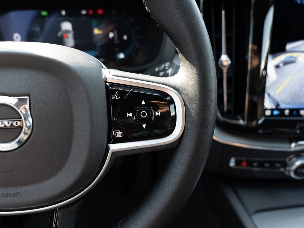 Volvo XC60 B5 AWD Plus Black Edition FACEL. LED 360°