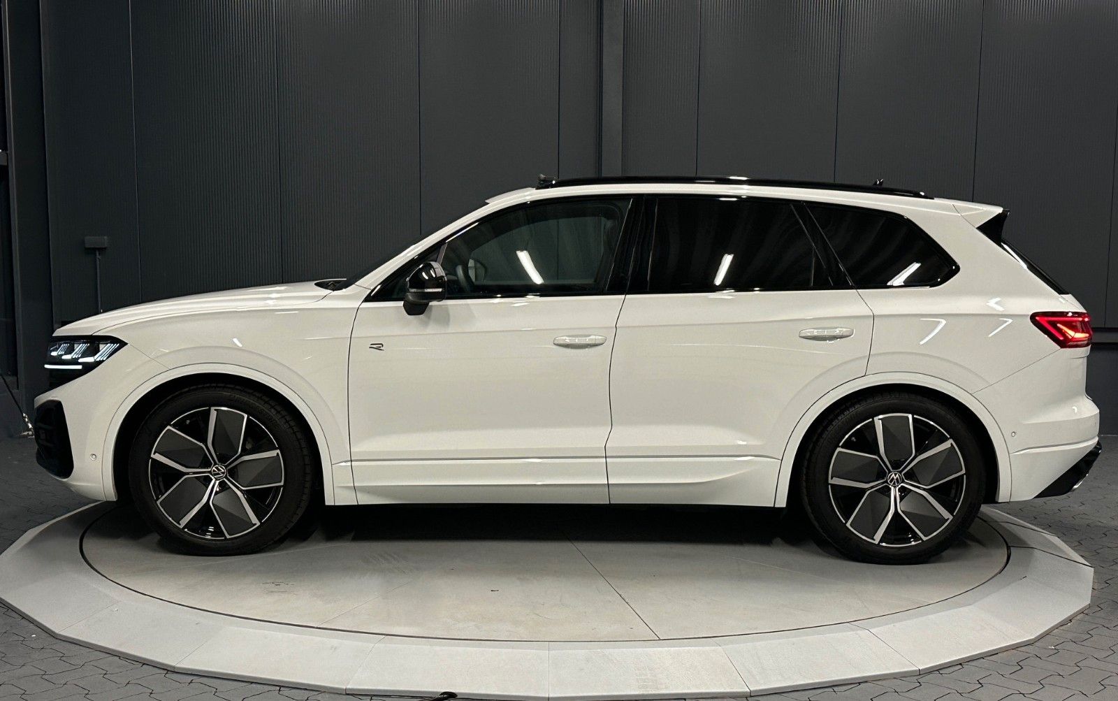 Volkswagen Touareg V6 TDI 4Motion R-Line Black - Samsaru's Car Outlet