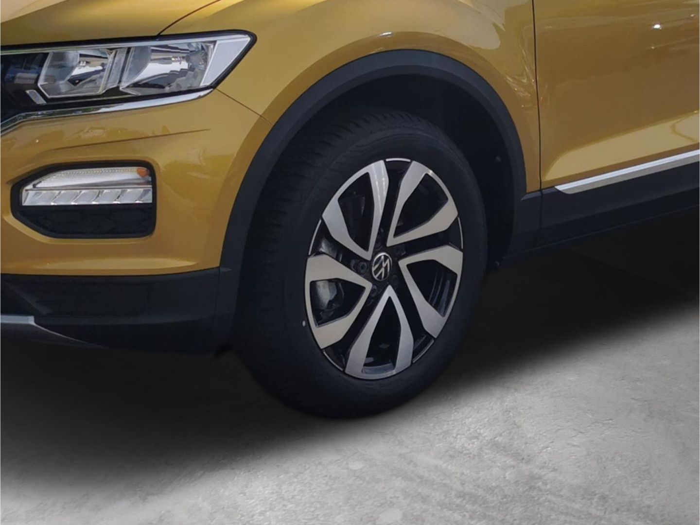 Volkswagen T-Roc Active 1.5 TSI DSG - Samsaru's Car Outlet