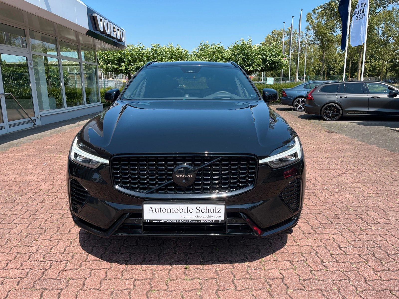 Volvo XC60 T6 Plug-in Hybrid ULTRA BLACK EDITION - Samsaru's Car Outlet