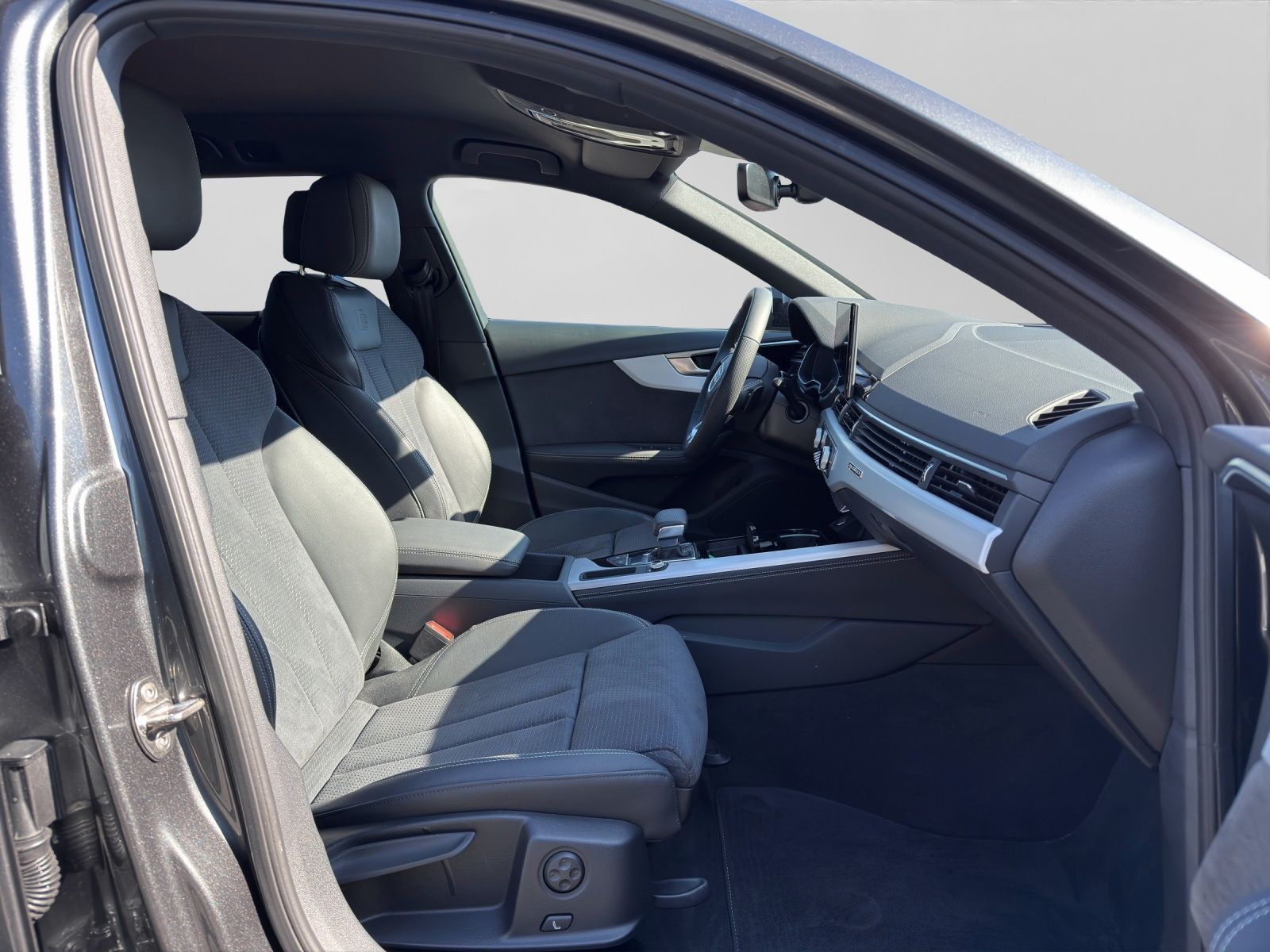 Audi A4 Avant 40 TFSI Q 2x S LINE MATRIX AHK LM19 KAM