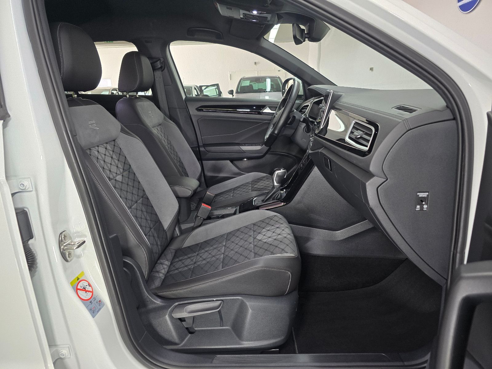 Volkswagen T-Roc R-Line Sport - Samsaru's Car Outlet